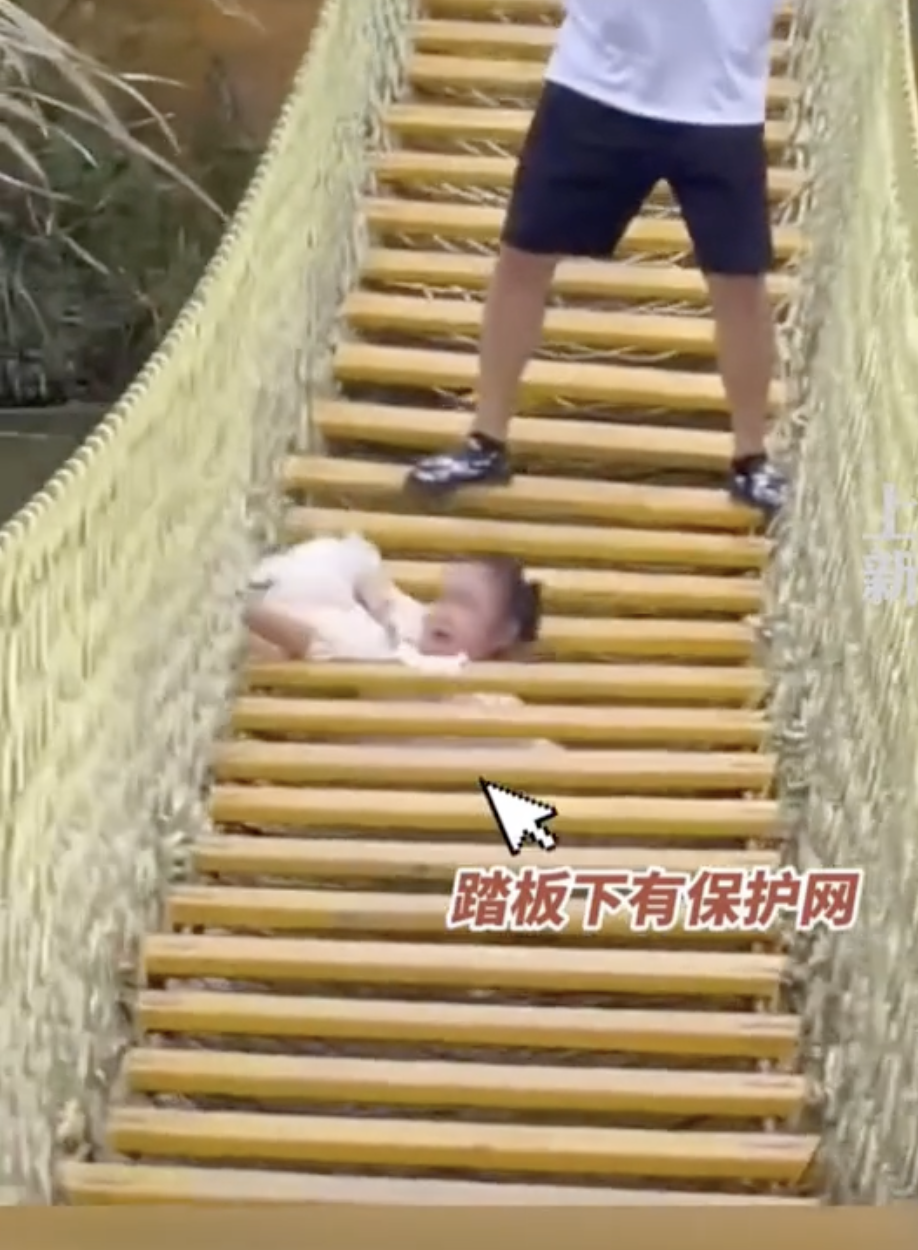 女兒跌倒後剛好跌進橋身踏板之間，幸好下方有防護網，才免於落水。