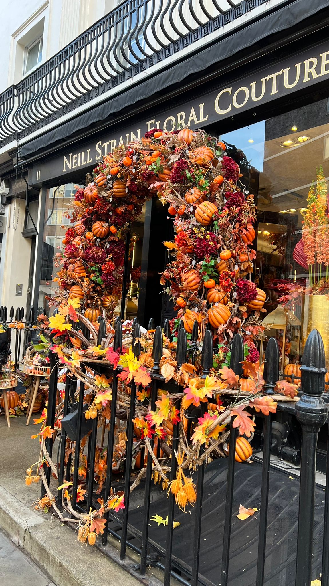 朋友拍到倫敦的商店都以南瓜做裝飾。