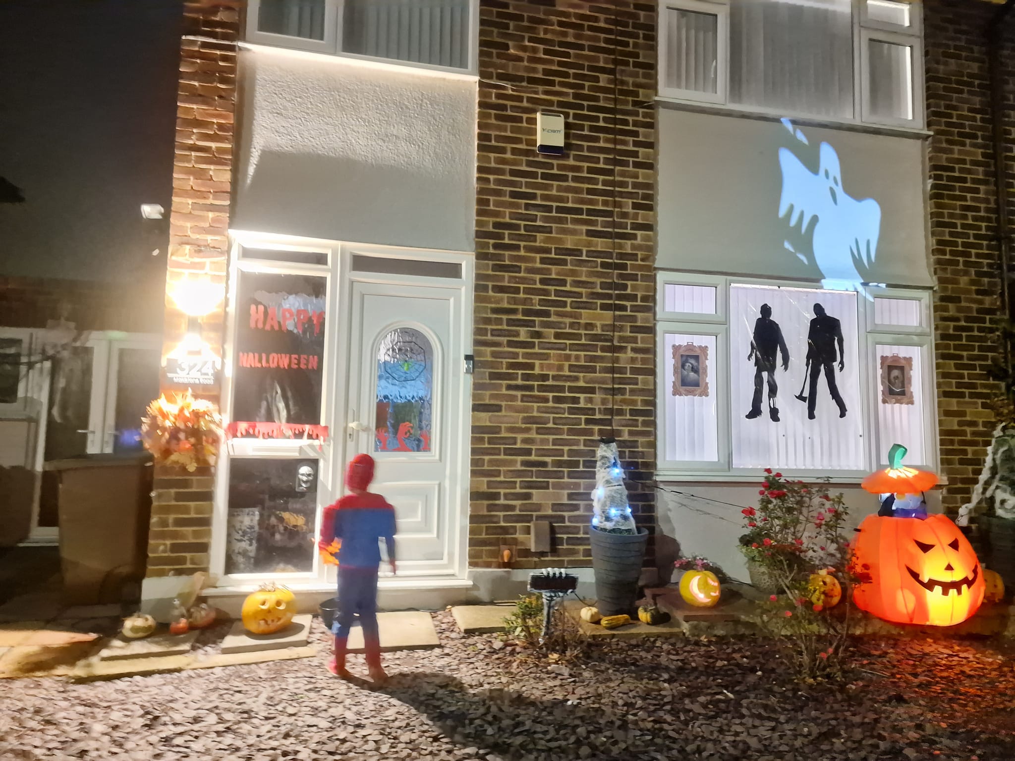 有小朋友的家庭,小朋友都會打扮好,出去問有人攞糖吃。