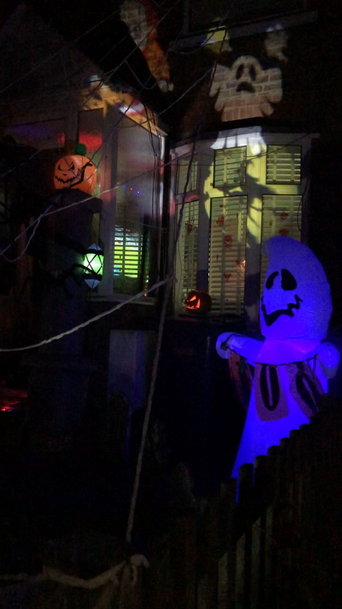 女兒寄宿學校附近住家的萬聖節佈置,有埋投影聲效好認真。