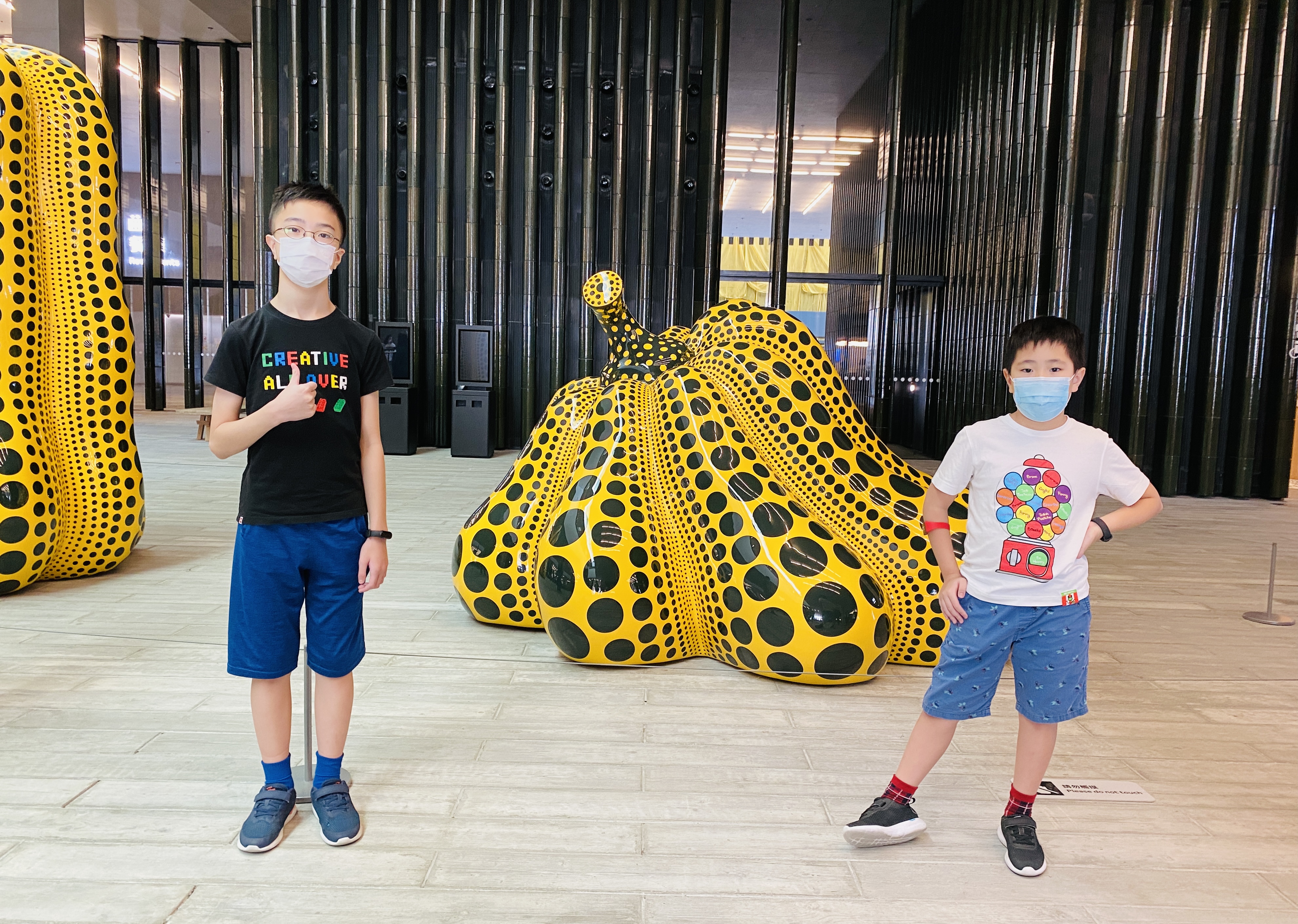 位於M+ 大堂的兩個巨型南瓜，為 M+特別委託草間彌生今年創作的作品