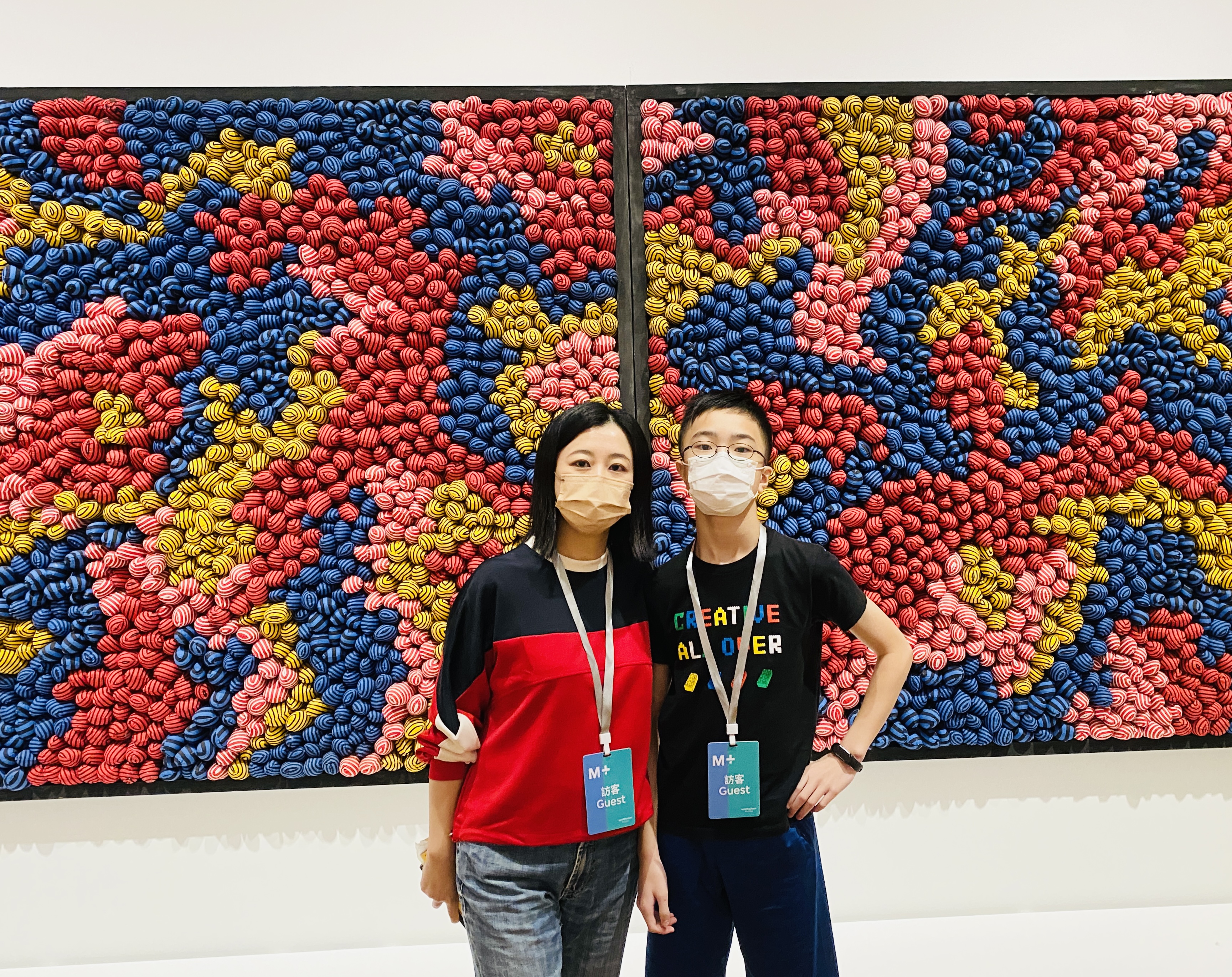 豐富的原色，和我們的衣服多相襯 !