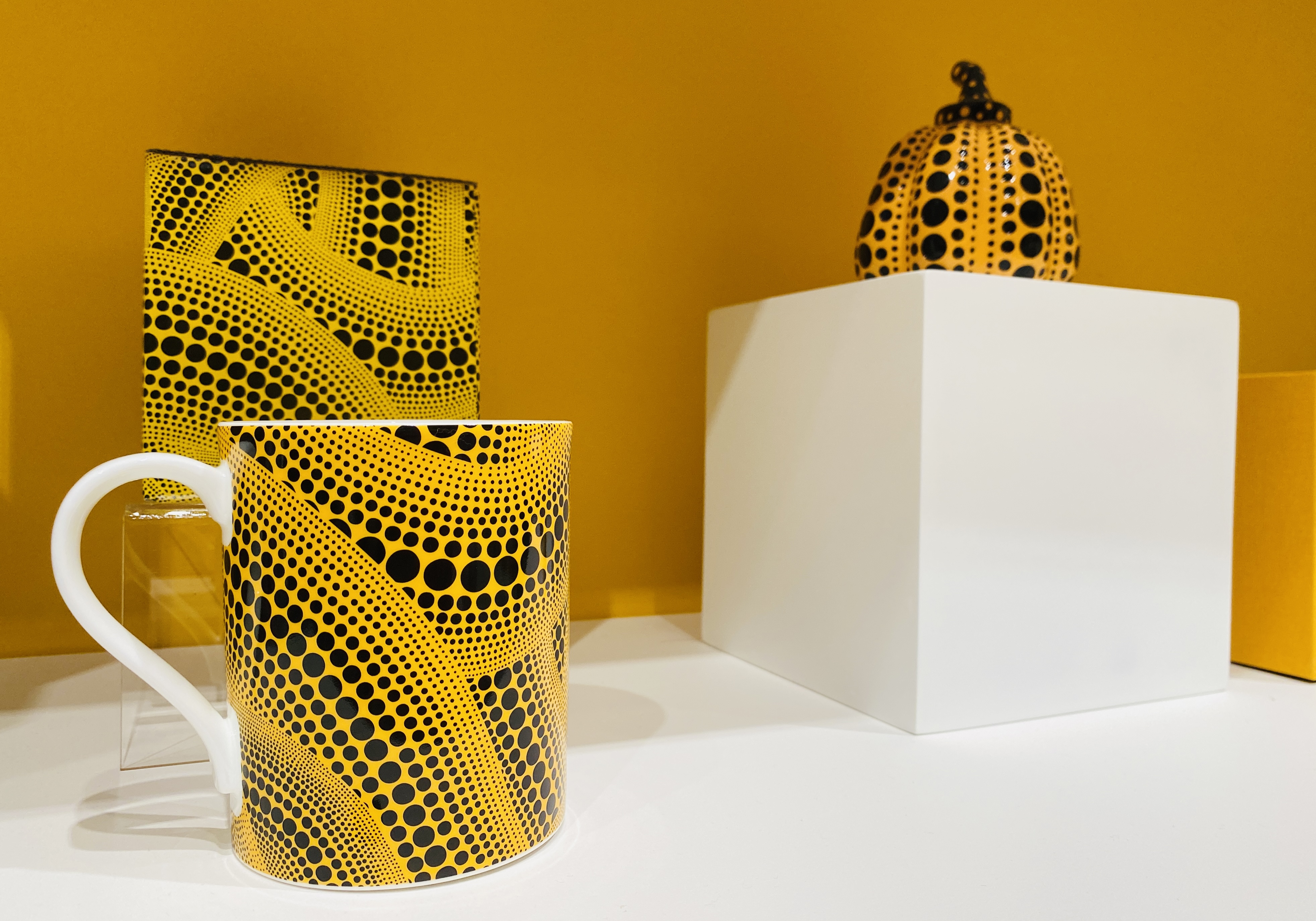 經典的黃色圓點圖案, 簡直就是草間彌生的標誌