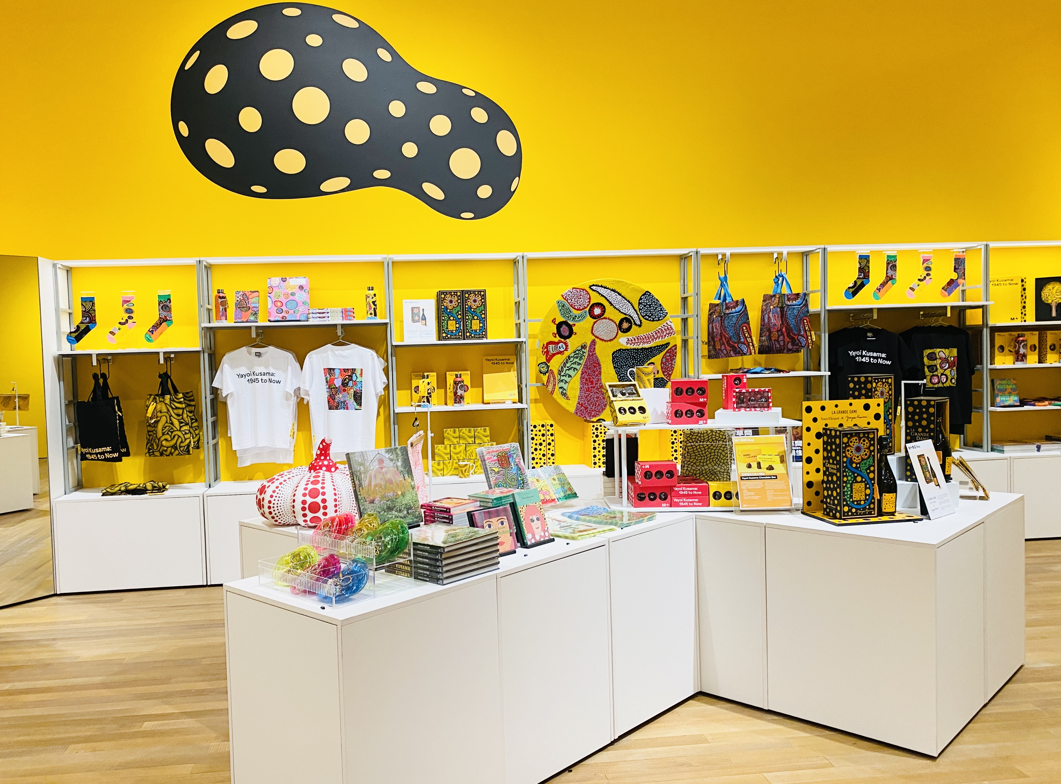 以黃色為主調的商店, 非常設合本次展覽的主題