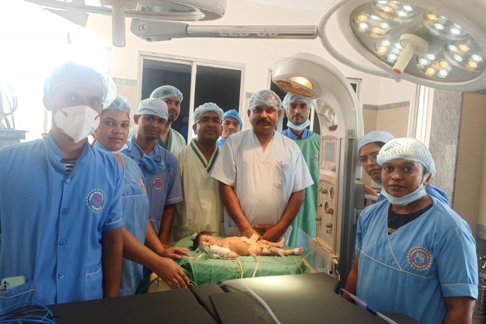 醫療團隊和女嬰合影。