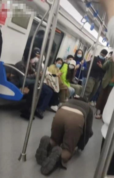 內地網上流傳一段女大學生在地鐵上爬行的影片