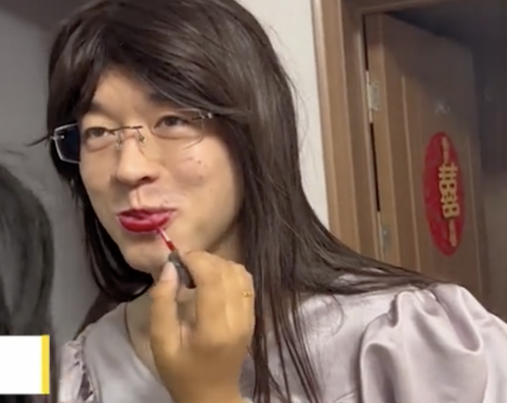 「姊妹」經過一番打扮,個個化上美麗的妝容