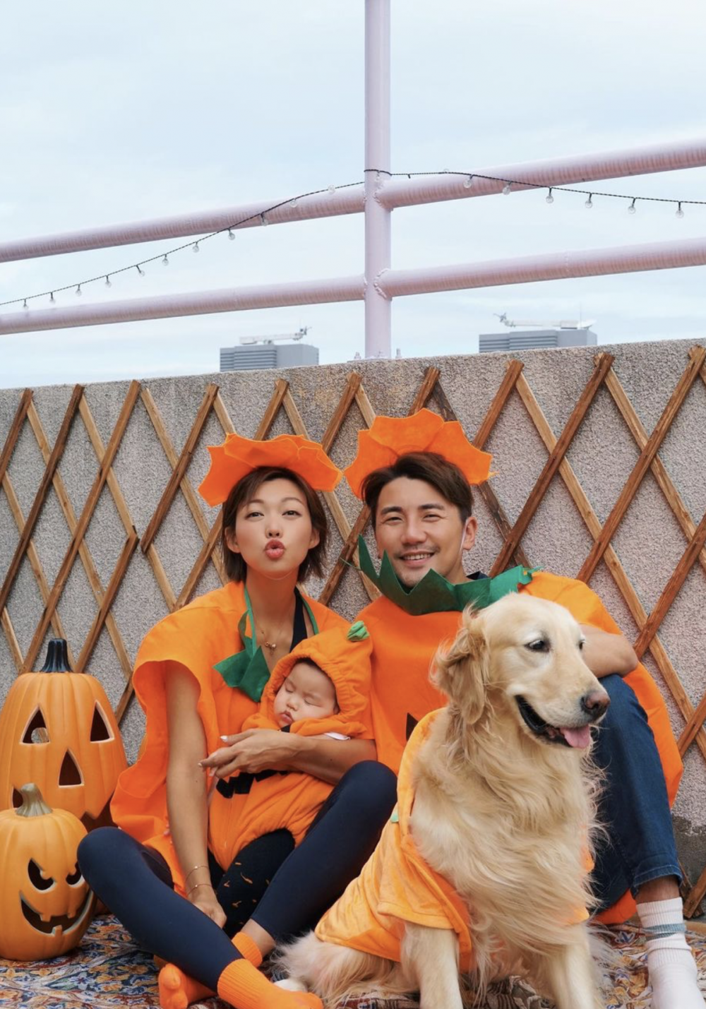 洪永城女兒洪寶寶和爸爸一個餅印。