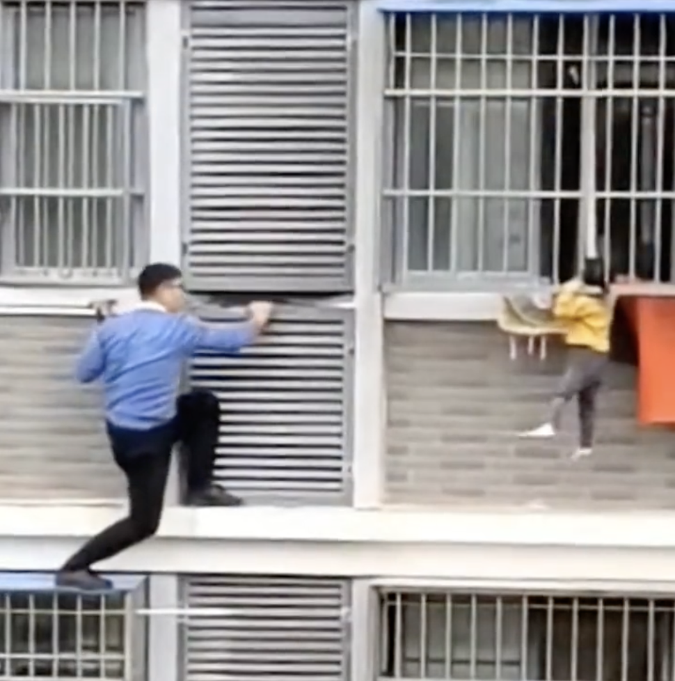 男子徒手攀到隔壁窗台外。