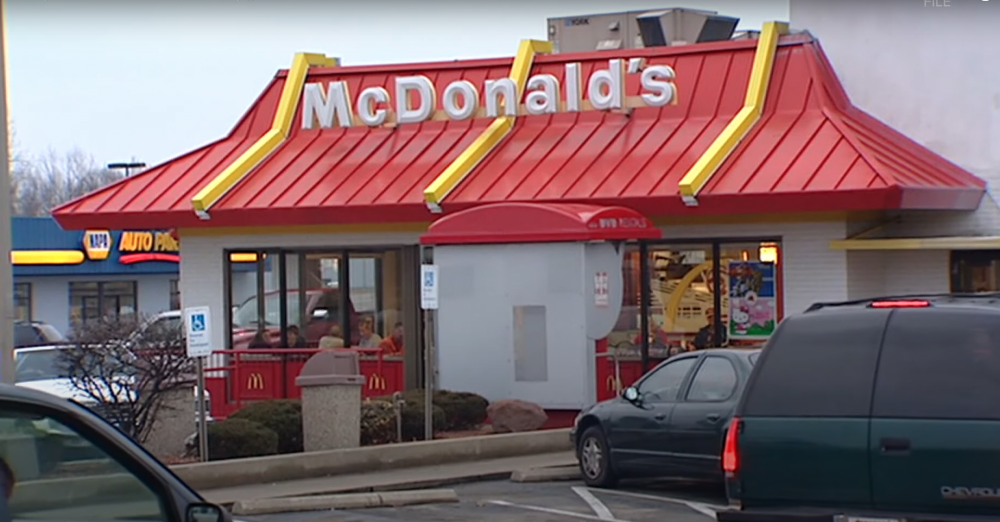 夫婦在附近一家麥當勞借廁所一用，突遇老婆作動