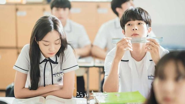 隔壁班同學因為全體反對去墳場，故改了去義莊