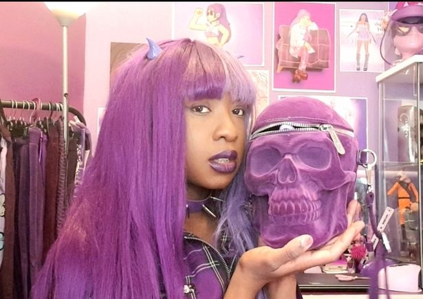 Vanessa在偶然的一天突然迷戀上紫色。