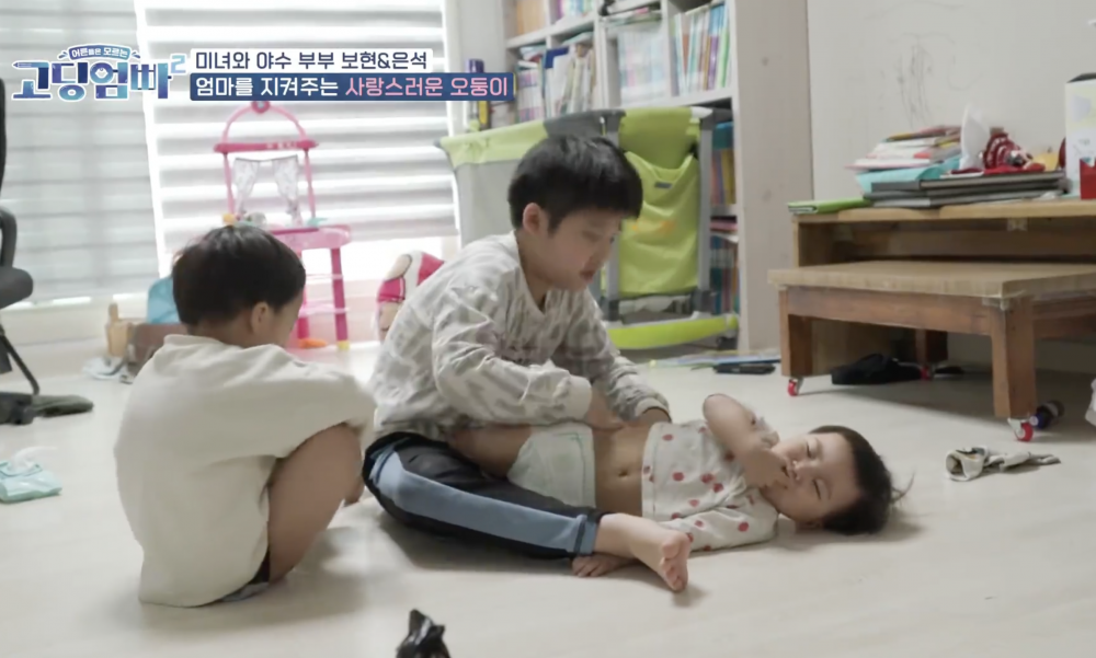 長子在育兒上幫媽媽分擔了很多工作。