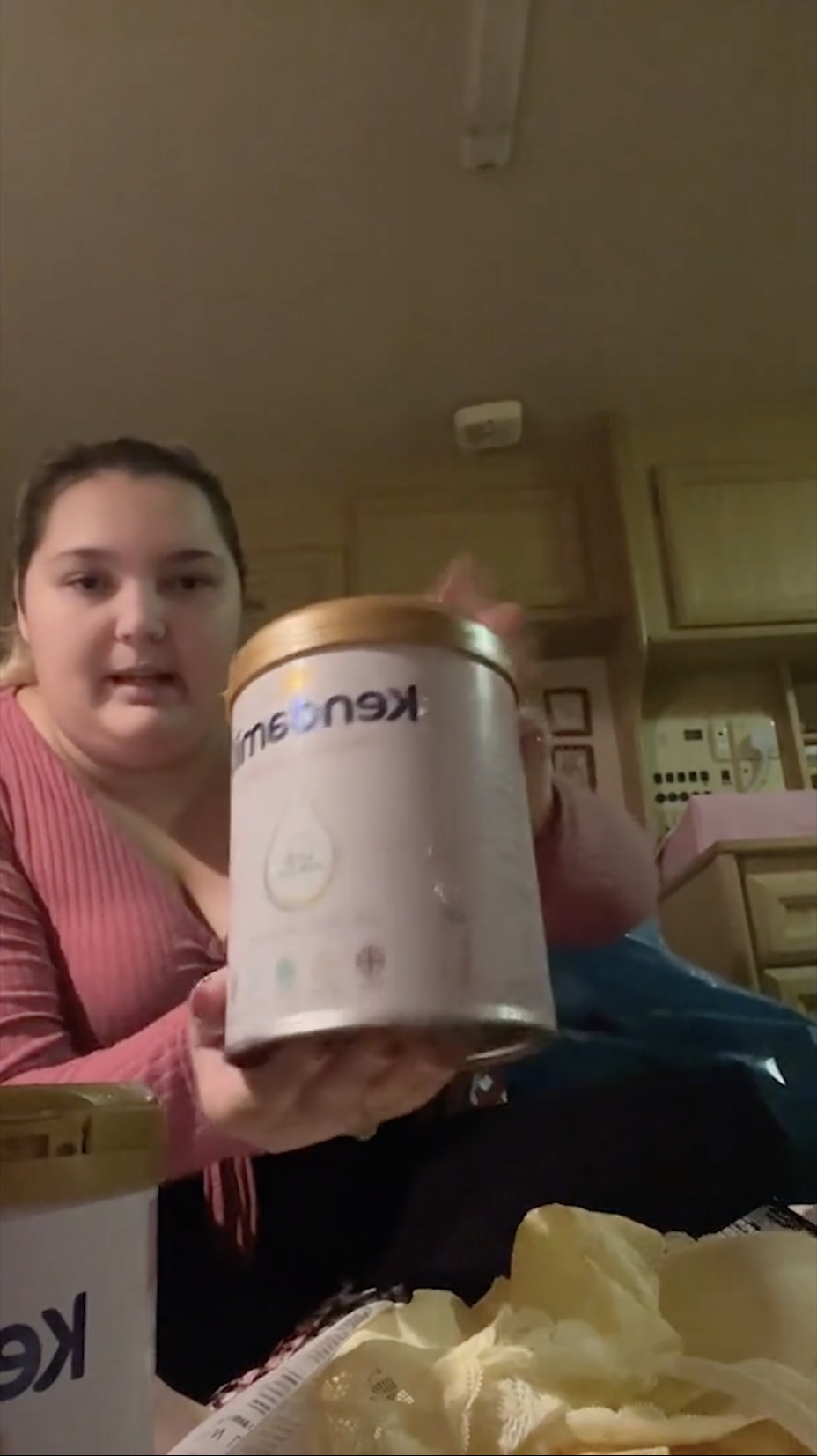 夫婦為兩名「再生娃娃」購入了不少嬰兒用品