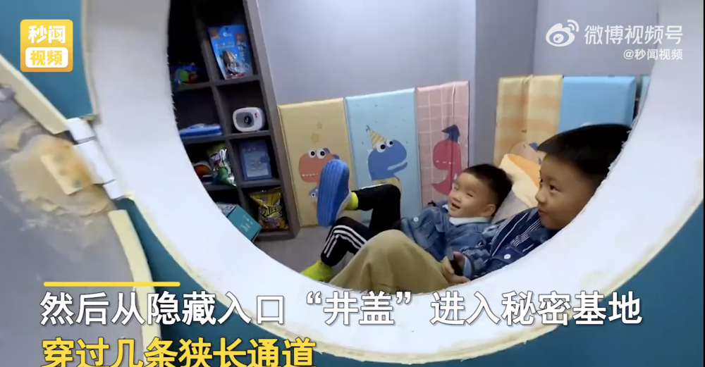 兩名仔仔在秘密基地睇電視。