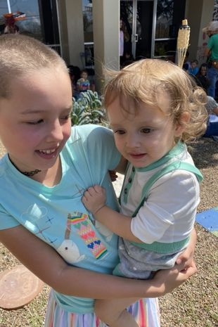 媽媽允許女兒剃光頭髮、只穿黑色和超大號的衣服