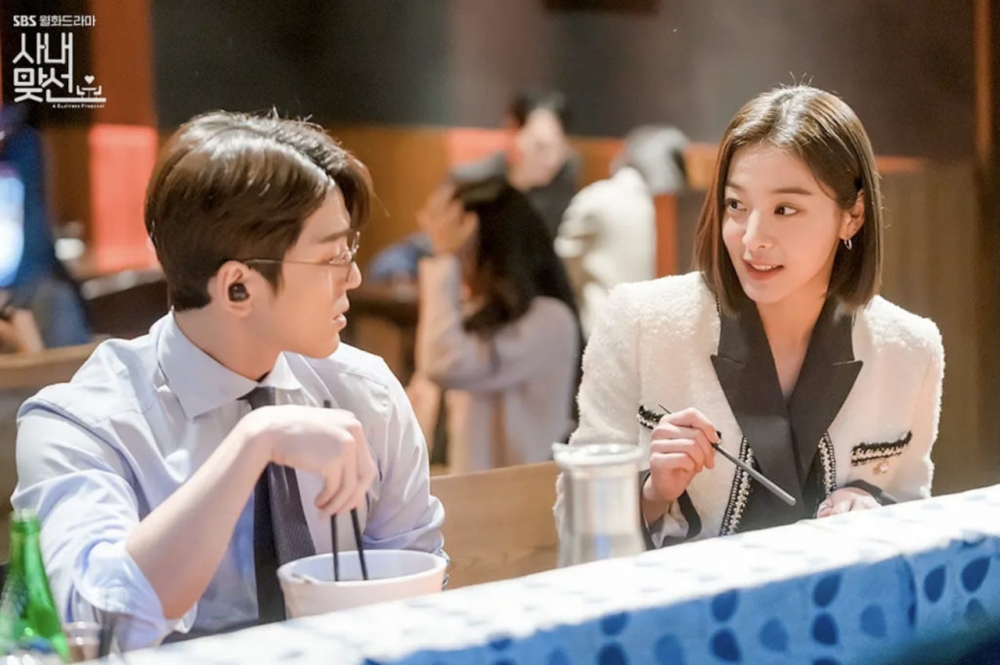 女子因友人介紹和離異男相親,對方帶6歲女兒赴約,她感覺不錯猶豫是否該繼續發展。