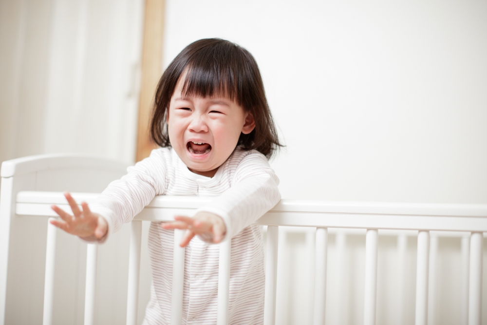 父母不應該將年幼孩子獨留在家。