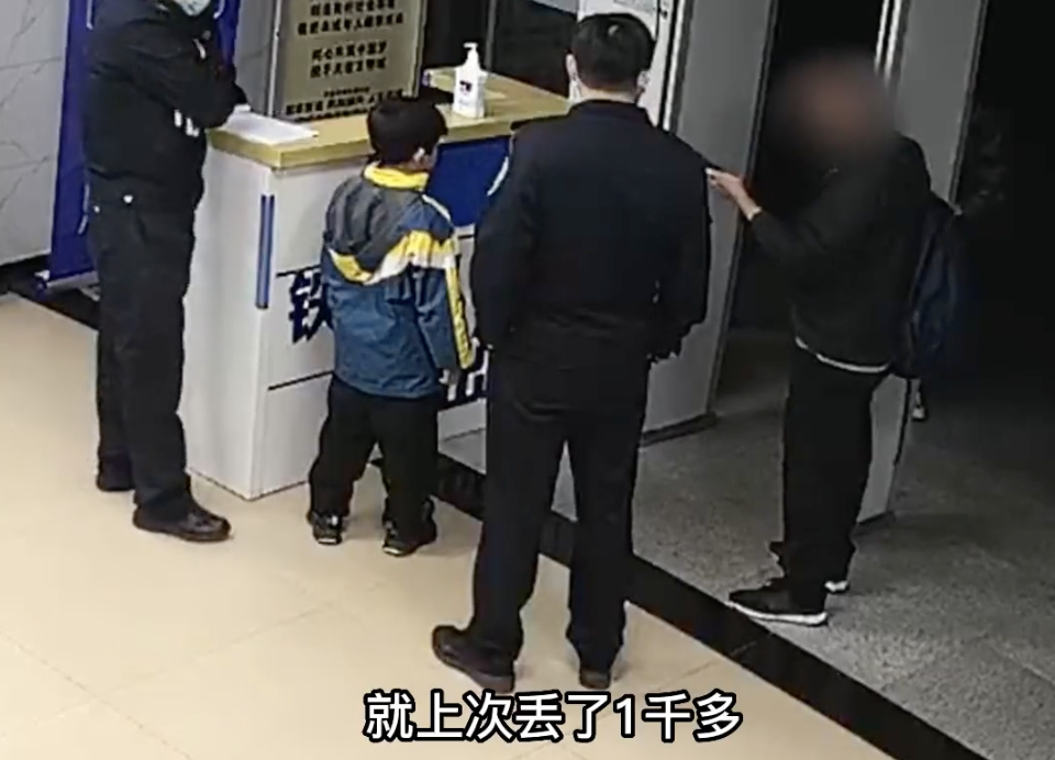 父親怒氣沖沖帶兒子到警局報案,稱兒子偷拿了2千元現金。