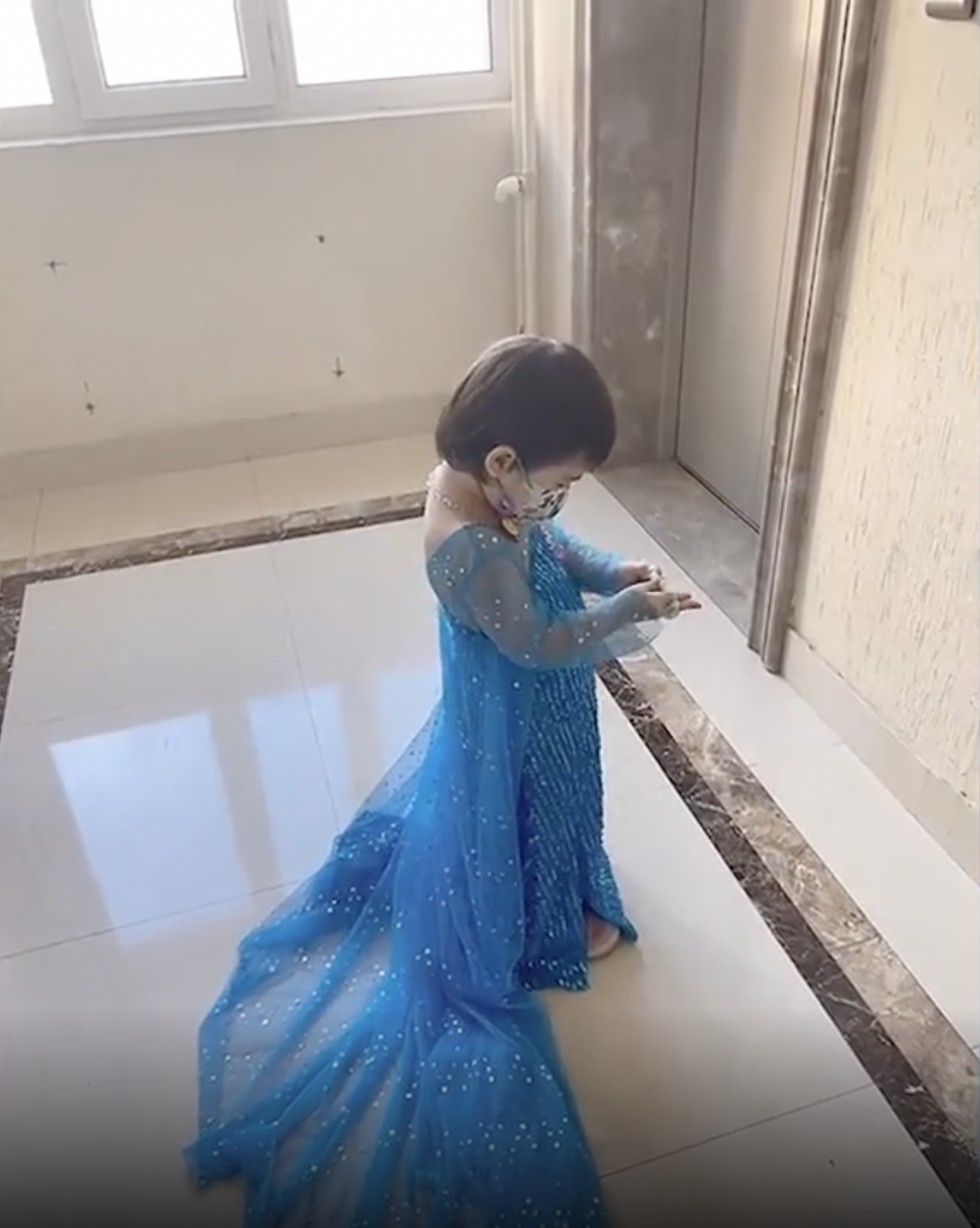 3歲女兒在攝氏0度的低溫天氣下,執意打扮成愛莎公主