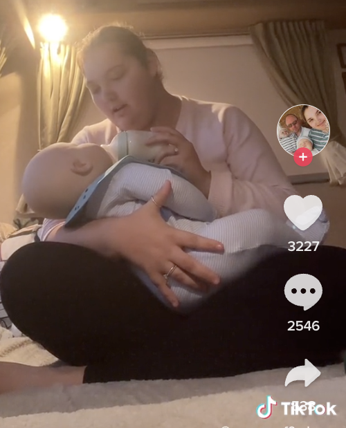 外國一名媽媽將「再生娃娃」當作親生子女照顧，並將一家四口的生活分享到社交平台上