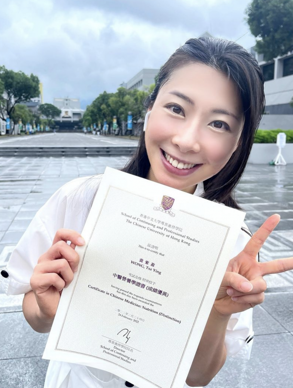 黃紫盈特別拿著證書在中大校園拍照留念。