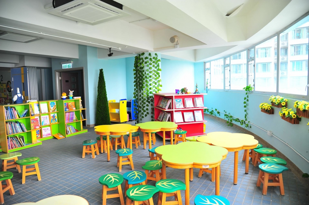 保良局雨川小學內有親子閱讀園地。