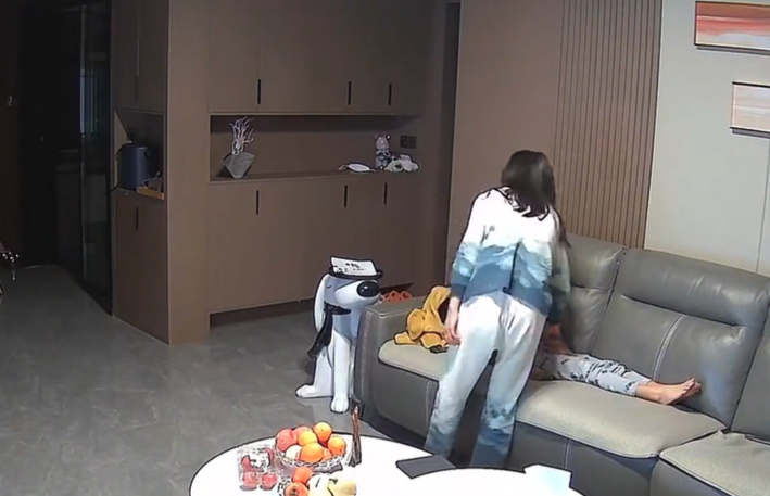 男童終於抵抗不住睡意，在梳化上直接睡去