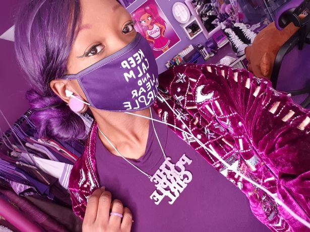 紫色成為她不可取代的元素。