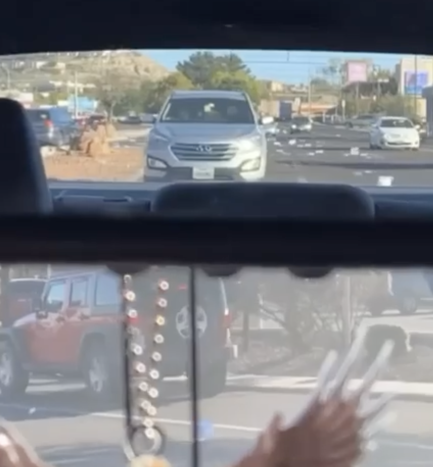 可見馬路上都是學生的試卷