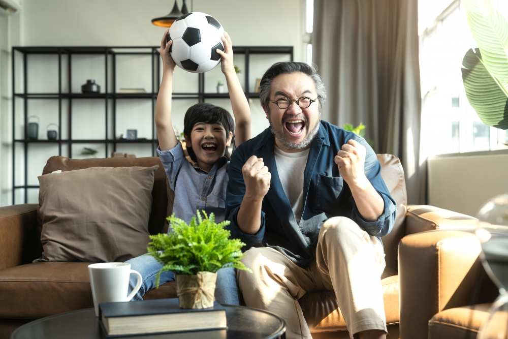 不少熱愛足球的父母也抽時間與子女一同觀賞足球盛事