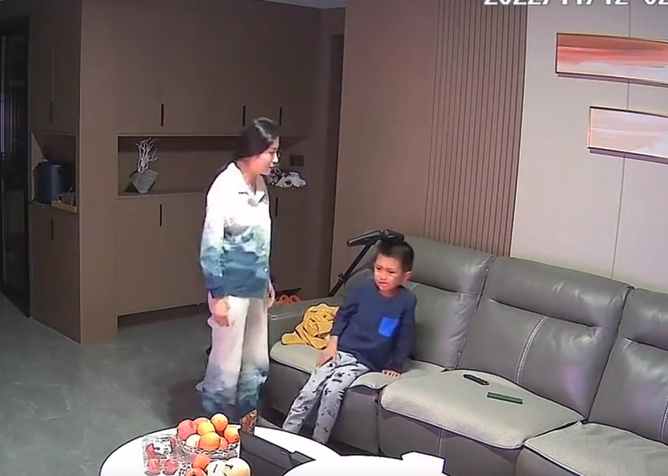 男童喜歡看電視，父母讓他看過夠