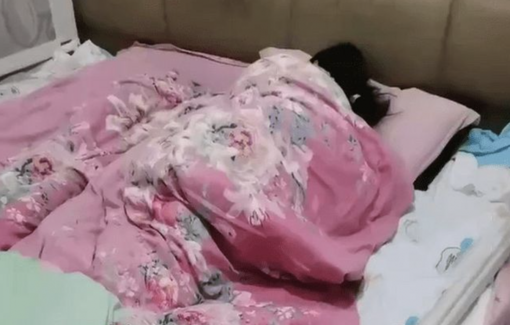 自從閨密住進自己家中後，每天都睡到特別晚