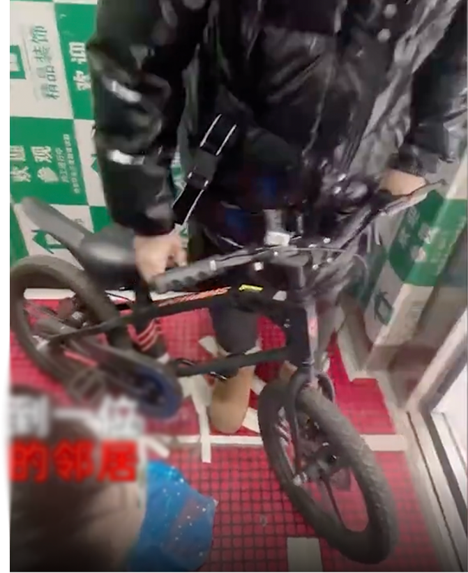 女兒一進升降機,已經與身穿羽絨的鄰居形成強烈對比