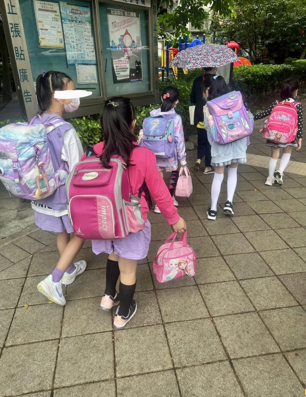 多名女小學生身穿便服,揹著款式精美的書包