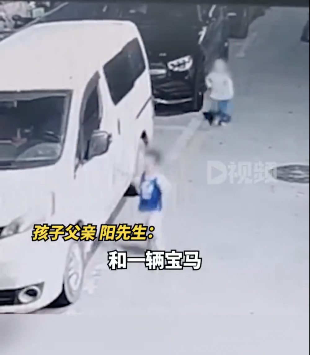 兩名小孩獨自在大街上玩耍，一不小心划花了停在路邊的豪車