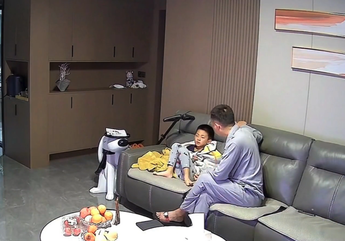 當媽媽累了就換爸爸來看着男童