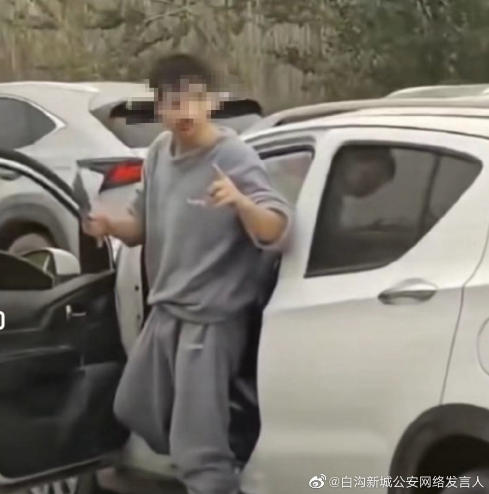 一名男子為了給孩子送奶粉,強闖封控關卡而遭罰款。