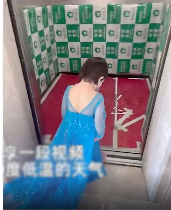 女兒穿大露背的藍色裙子出街