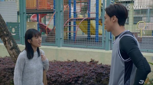 爸爸私底下與媽媽解釋不允許兒子踢波的原因