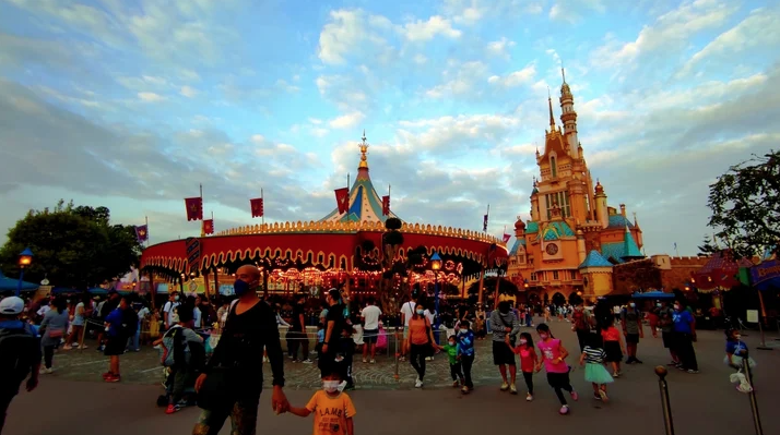 迪士尼樂園是一個夢幻國度,非常適合家庭樂