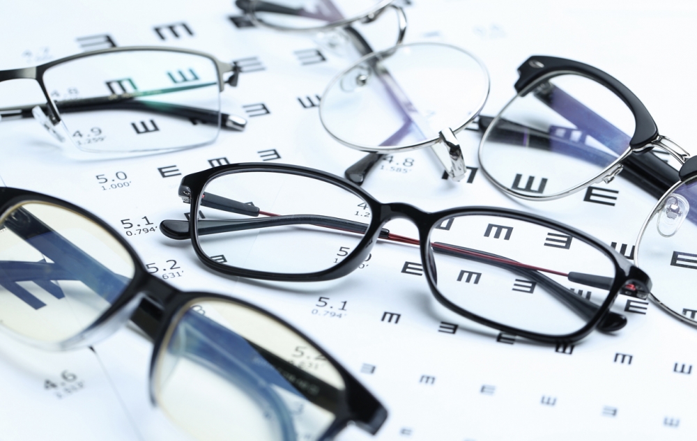 一時貪得意令自己有近視而要戴眼鏡，其實得不償失。