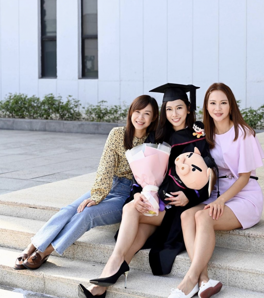 梁凱寧兩位前同事、羅鈺文（左一）和麥詩敏（右一）都有祝賀梁凱寧畢業。