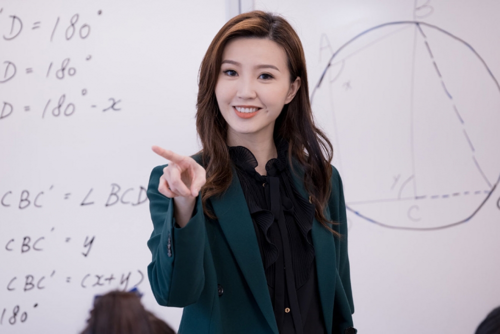 學校老師更了解孩子在學校的表現，父母應該積極和老師合作。