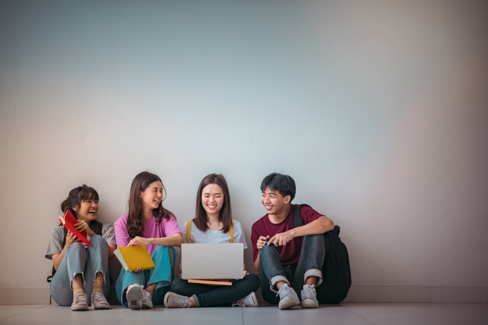 日前出版的《試題專輯》,有助學生備戰明年中學文憑試。