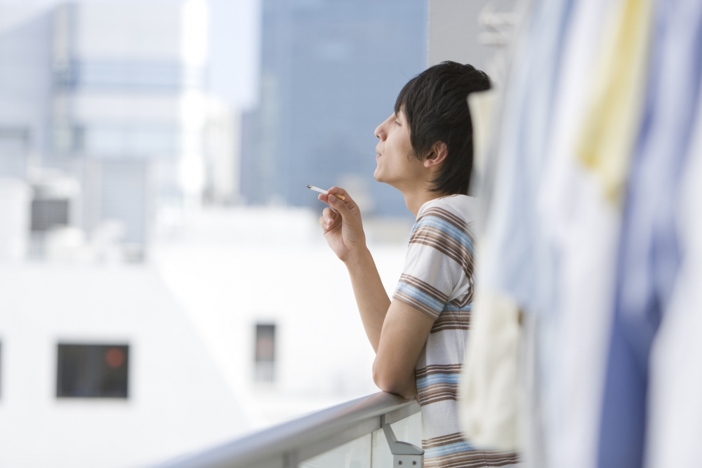 夫妻不滿鄰居長年在露台食煙迫使他們一家吸入二手煙,因此將他提告上庭。