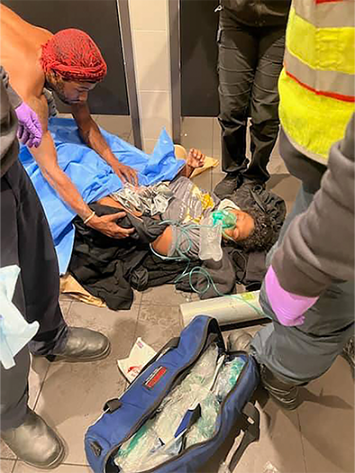 經理安排兩名有產子經驗的女同事協助接生