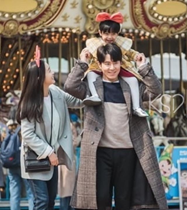 有網民質疑:「為什麼父親不把孩子放在肩膀上?」