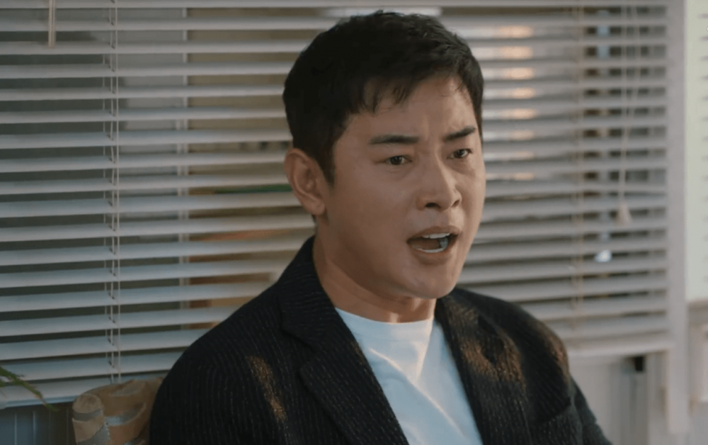 爸爸心生不滿，不斷指責媽媽自私