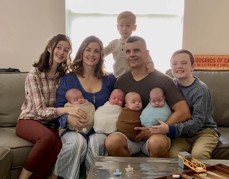 Gaby和Patrick Hagler誕下4胞胎變成一家九口